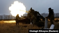 Українські військові ведуть вогонь із САУ «Піон» по російських позиціях біля Бахмуту. Донецька область, 26 грудня 2022 року