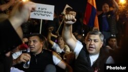 Armenia - Opposition leader Artur Vanetsian (right) and his supporters protest in Yerevan, April 25, 2022.