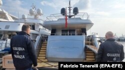 Ofițeri ai Gărzii financiare italiene, sechestrând în portul Sanremo pe 5 martie 2022 iahtul „Lena”. Estimat la 50 de milioane de dolari, iaht-ul aparține magnatului rus din domeniul energetic și al infrastructurii, Gennady Timcenko, un apropiat al lui Vladimir Putin.