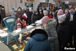 Покупці – біля прилавка на ринку в Омську, Росія, 18 лютого 2022 року
