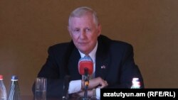 Американский конгрессмен Дэн Бартон