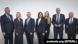 Сумеснае фота пасьля паседжаньня Аб'яднанага пераходнага кабінэту 3 кастрычніка ў Варшаве ў Музэі Вольнай Беларусі