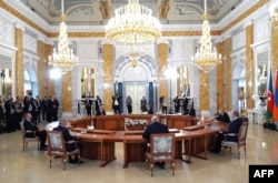 Gyrgyzystanyň prezidenti Sadyr Japarow 7-nji oktýabrda Sankt-Peterburgda Russiýanyň prezidenti Wladimir Putin (sagdan ikinji) we beýleki ýolbaşçylar bilen geçirilen duşuşykda görünmedi.