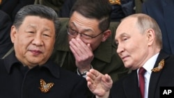 Си Цзиньпин и Владимир Путин на параде в Москве