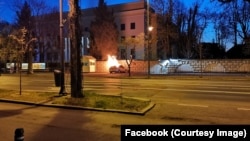 Un incendiu a avut loc miercuri dimineață la ambasada Rusiei din București, după ce o mașină a intrat în gard și a luat foc.