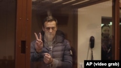 Цими вихідними затриманому минулого місяця в Росії після лікування в Німеччині від отруєння Олексієві Навальному один суд залишив у силі дворічний термін ув’язнення в справі про «розтрату», а інший суд оштрафував критика Кремля за буцімто образу ветерана Другої світової війни