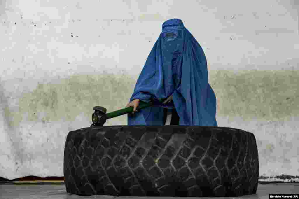 د يوې افغانې ښځې انځور چې په کابل کې يې د جيو جيتسو ورزشي رشته پر مخ وړله هغه غواړي خپل فزيکي ځواک په مارتول د موټر د ټاير په ټکولو سره زيات کړي. د راپورونو له‌مخې طالب چارواکو ژمنه کړې وه چې له اووم تر دولسم ټولګيو نجونو زده‌کوونکو ته به اجازه ورکوي چې بېرته ښوونځيو ته ولاړې شي، خو دوی خپله ژمنه پوره نه‌کړه.