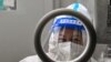 Медсестра чекає на пацієнта, щоб узяти аналіз на COVID-19, Шанхай, Китай, січень 2023 року