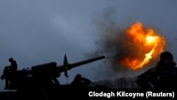 Українські військові ведуть вогонь із САУ «Піон» по російських позиціях біля Бахмуту. Донецька область, 26 грудня 2022 року