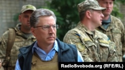 Спеціальний представник США у справах України Курт Волкер під час перебування у прифронтовій Авдіївці неподалік окупованого Донецька