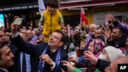 Akram Imomo‘g‘li tarafdorlari bilan.