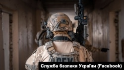 Затриманому повідомили про підозру у держзраді, наразі він під вартою. Загрожує йому довічне ув’язнення