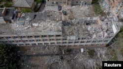 Зруйнована внаслідок обстрілів будівля в Бахмуті на Донеччині, 21 травня 2022 року 