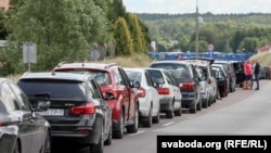 Чарга зь беларускіх легкавых аўтамабіляў на памежным пераходзе Баброўнікі, архіўнае фота 