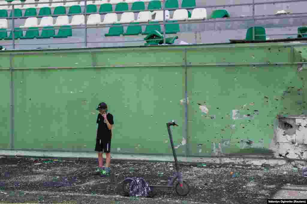 Szétlőtt fal az irpinyi stadionban július 6-án