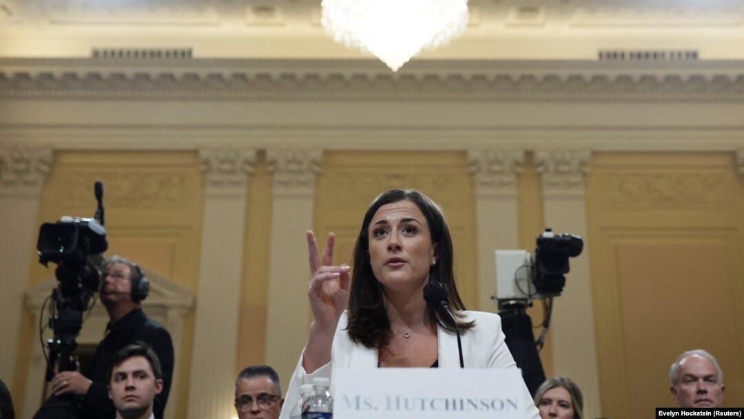 Cassidy Hutchinson, koja je bila pomoćnica bivšeg šefa osoblja Bijele kuće Marka Meadowsa za vrijeme administracije bivšeg američkog predsjednika Donalda Trumpa, svjedoči tokom javnog saslušanja pred komisijom Predstavničkog doma SAD-a, Washington, 28. juni 2022.
