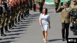 Novák Katalin köztársasági elnök és Ruszin-Szendi Romulusz altábornagy, a Magyar Honvédség parancsnoka, mielőtt a díszegység felvonja Magyarország lobogóját az államfő beiktatási díszceremóniáján az Országház előtt, a Kossuth téren 2022. május 14-én