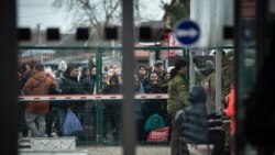 Ukrajinci čekaju na granici sa Slovačkom, na prelazu Velke Slemence, 25. februar 2022.