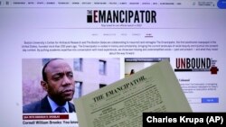 A The Emancipator új, online kiadása a The Emancipator 1820. április 30-i, első kiadásának egy példányával 2022. február 2-án, szerdán Bostonban