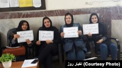 Акції в десятках міст сталися після дводенних сидячих протестів у школах, де, за повідомленнями, вчителі оголосили страйк