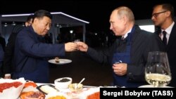 Си и Путин делат наздравуваат со вотка на Источниот економски форум во 2018 година