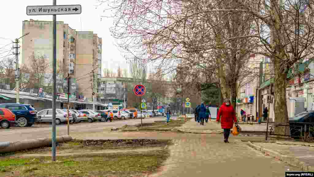 Вулиця Калініна з'єднує центр Красноперекопська з автостанцією та центральним ринком