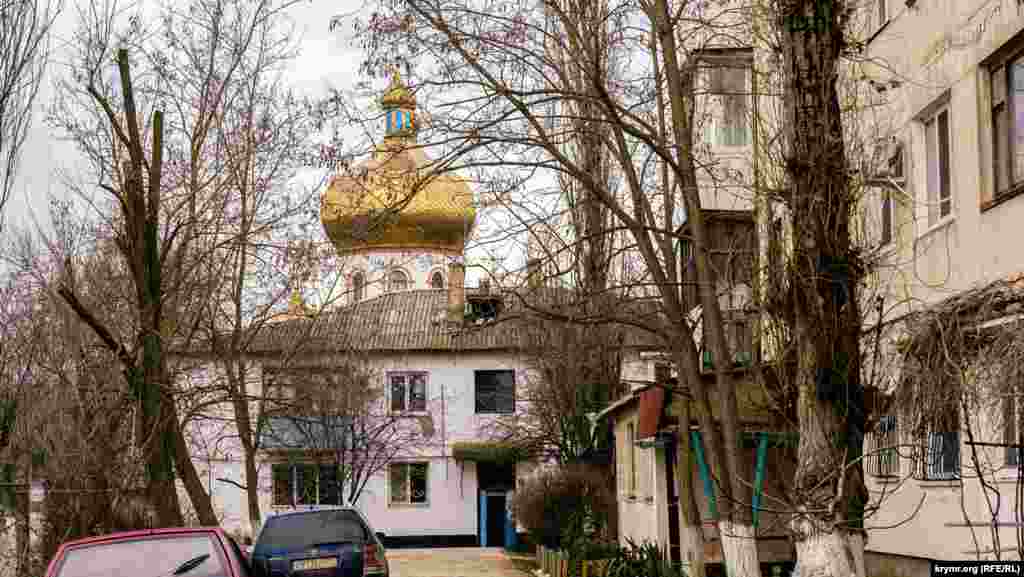 По сусідству – Свято-Вознесенський храм