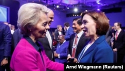 European Commission President Ursula von der Leyen (left) speaks wth Moldovan President Maia Sandu at the World Economic Forum in Davos, Switzerland. (file photo)