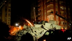 Рятувальники намагаються знайти під завалами живих людей