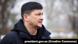 За словами Віталія Кіма, вона не переховується і співпрацює зі слідством.
