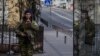 Украінскі салдат патрулюе апусьцелыя вуліцы Кіева 27 лютага