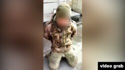 Az ukrán belügyminisztérium létrehozott egy Telegram-csatornát, amelyen olyan videók vannak, amelyeken állítása szerint elfogott, sebesült és halott orosz katonák láthatók; ezen a videón orosz katonák kihallgatása