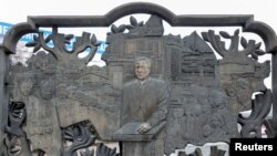 Казакстандын тунгуч президенти Нурсултан Назарбаевдин сүрөтү түшүрүлгөн металл тосмонун фрагменти. Соңку нааразылык акциялары учурунда анын жүзү ылайланган. Алматы, Казакстан, 11-январь, 2022-жыл
