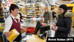 Budapesten egy belvárosi élelmiszerüzletben fizetni készül egy vásárló 2016. december 9-én