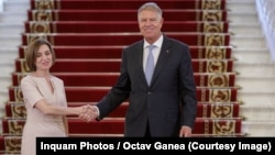 Președinta Republicii Moldova, Maia Sandu, este întâmpinată de președintele român Klaus Iohannis, la Palatul Cotroceni, București, 29 iulie 2022.
