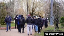 Сторонники арестованных 9 февраля крымских татар у суда в Симферополе