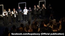 Незалежная тэатральная група «Купалаўцы» падчас прэм’еры спэктаклю «Запіскі афіцэра Чырвонай Арміі» ў Кракаве. 5 сьнежня 2021 году