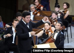 Dirijorul Cristian Măcelaru este director artistic al Festivalului și Concursului Internațional George Enescu. În același timp, este director muzical al Orchestrei Naționale a Franței.
