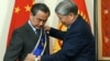 Кытай тышкы иштер министрине орден тапшыруу учуру. Бишкек, 22-май, 