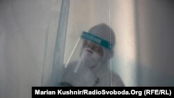 До «червоної» зони, за останніми даними, потрапили Київська, Одеська, Житомирська, Закарпатська, Івано-Франківська та Чернівецька області, де протягом трьох днів поспіль значно перевищений рівень госпіталізації на 100 тисяч населення