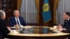 Президент Казахстана Нурсултан Назарбаев (второй слева) во время встречи с писателями Бексултаном Нуржекеевым, Дулатом Исабековым и Смагулом Елубаем. Астана, 20 апреля 2017 года.