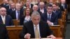 Orbán Viktor miniszterelnök aláírja a kinevezési okmányokat eskütételét követően az Országgyűlés ülésén 2022. május 16-án