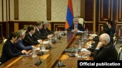 Президент Армении Серж Саргсян проводит встречу со специальной комиссией по конституционным реформам, 13 марта 2015 г.