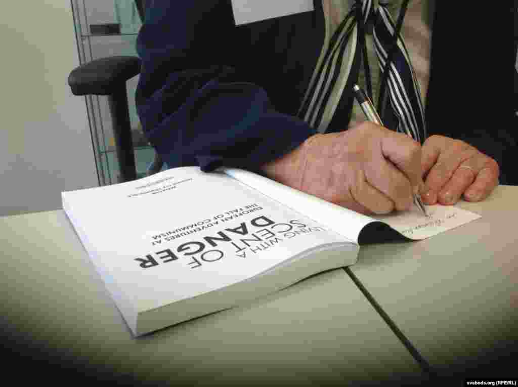 Джон Станкевіч падпісвае кнігу Жыцьцё з водарам небясьпекі: Эўрапейскія прыгоды падчас падзеньня камунізму»