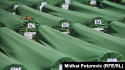 Îmormântarea a 520 de noi victime identificate în masacrul de la Srebrenița. 11 iulie 20122.