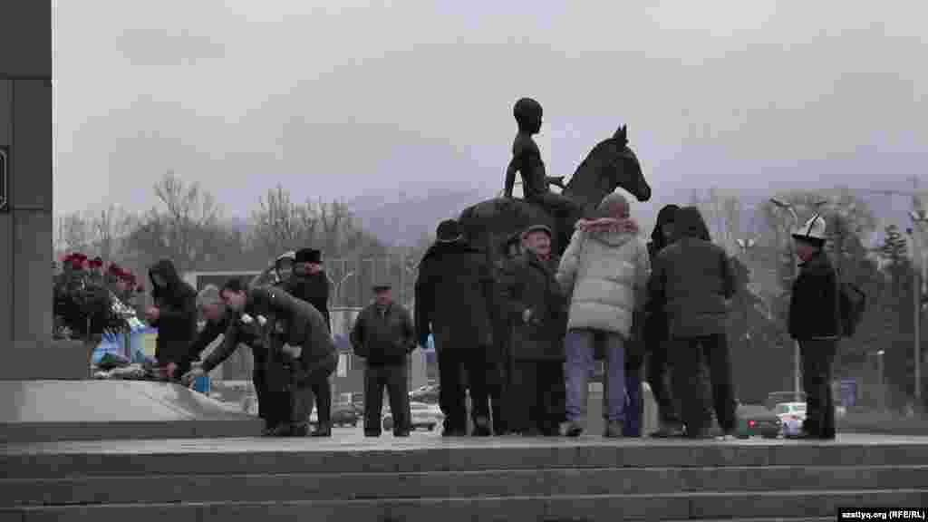 Группа гражданских активистов в это время проводила церемонию возложения цветов к Монументу Независимости по соседству, на площади Республики. Они провели эту церемонию в память о жертвах Декабрьских событий 1986 года и Жанаозенских событий 2011 года. 