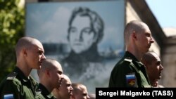 Szevasztopol, Krím, 2018. május 23. Az orosz hadsereg sorkötelesei a szevasztopoli katonai sorozási irodánál a 2018-as tavaszi katonai toborzókampány során