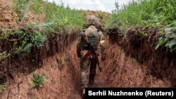 За словами Павла Кириленка, ситуація узводж усієї лінії фронту наразі дуже складна