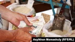 A man pays in Russian rubles at a market in Kazakhstan. With the US dollar tanking in value amid global market turmoil since the Trump administration unveiled a massive tariffs package, the Russian ruble has risen sharply. (file photo)
