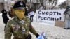 Учасник акції протесту в масці Володимира Путіна біля посольства Росії в Києві в день виборів російського президента, 18 березня 2018 року (ілюстраційне фото)